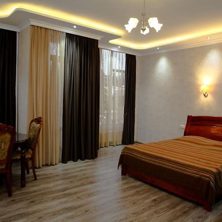 White Hotel Guesthouse Zugdidi Bagian luar foto