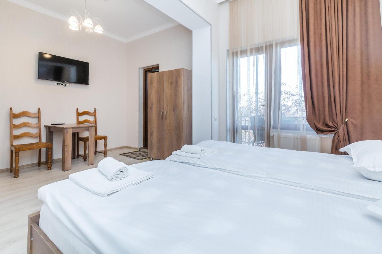 White Hotel Guesthouse Zugdidi Bagian luar foto