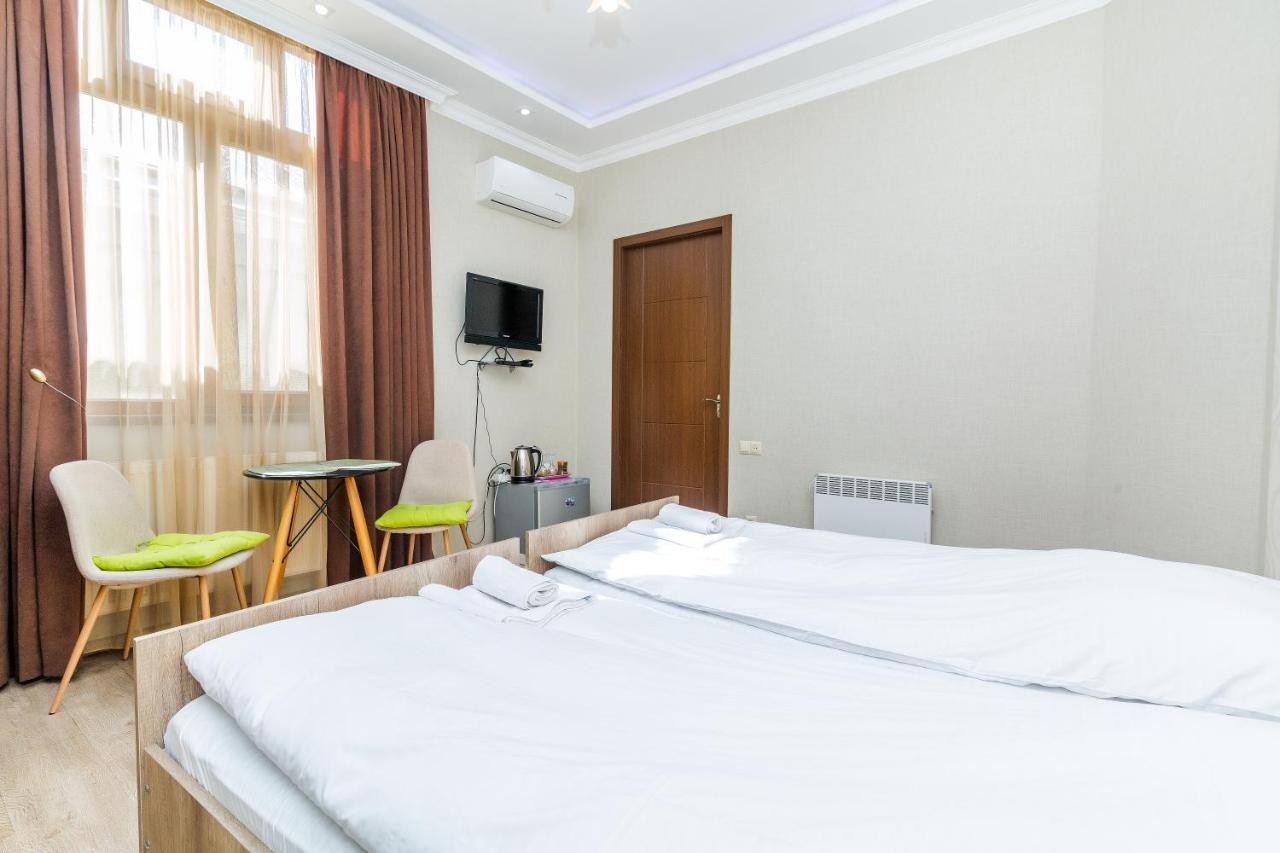 White Hotel Guesthouse Zugdidi Bagian luar foto