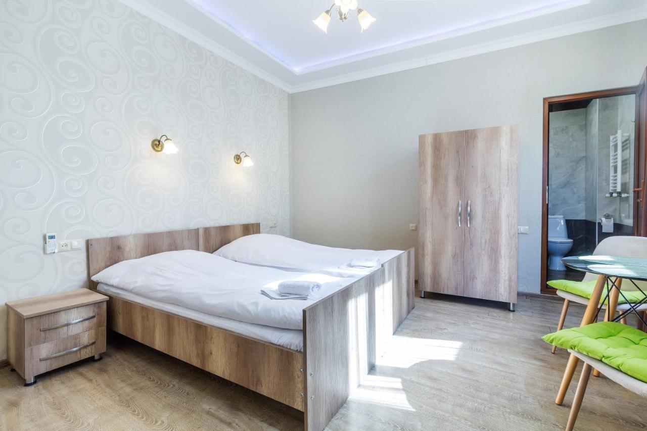 White Hotel Guesthouse Zugdidi Bagian luar foto