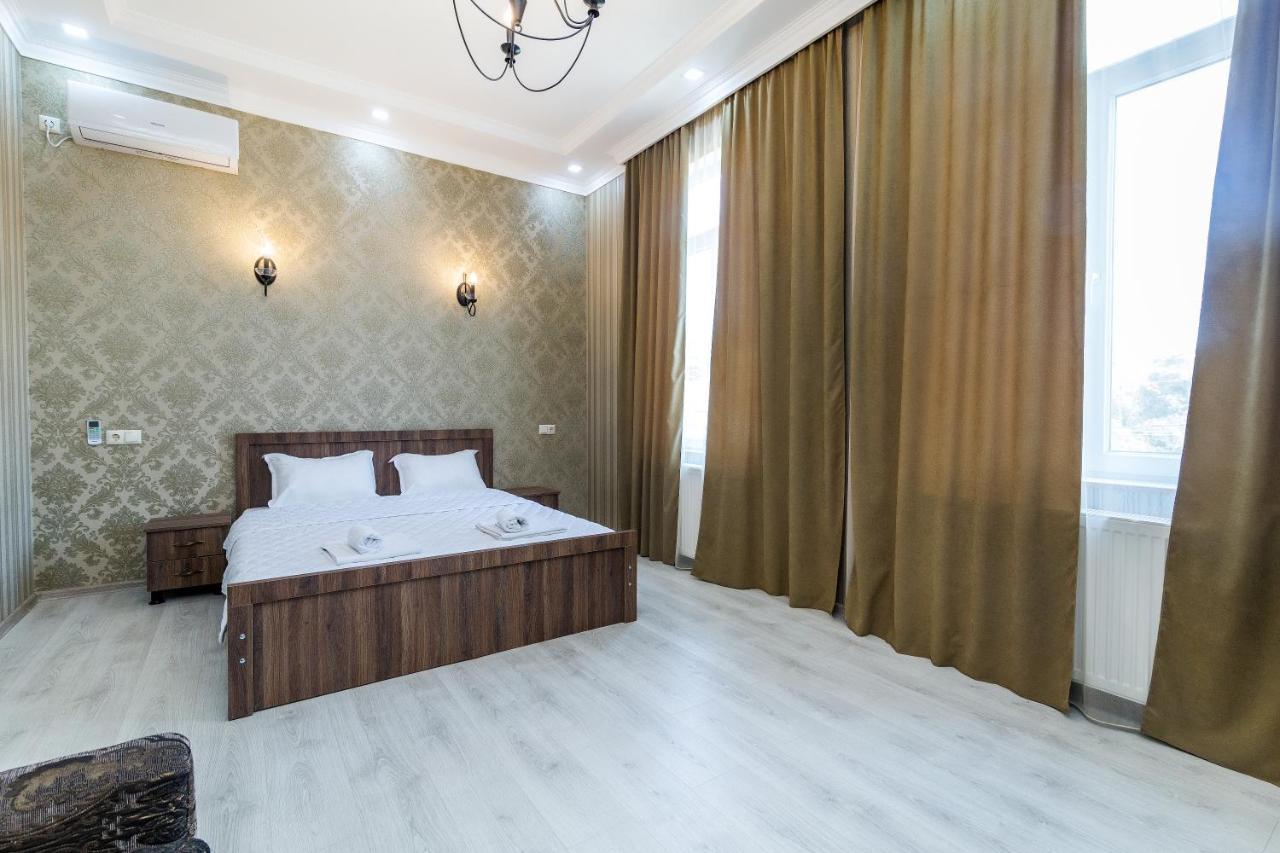 White Hotel Guesthouse Zugdidi Bagian luar foto