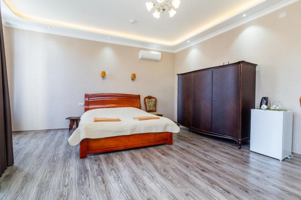 White Hotel Guesthouse Zugdidi Bagian luar foto