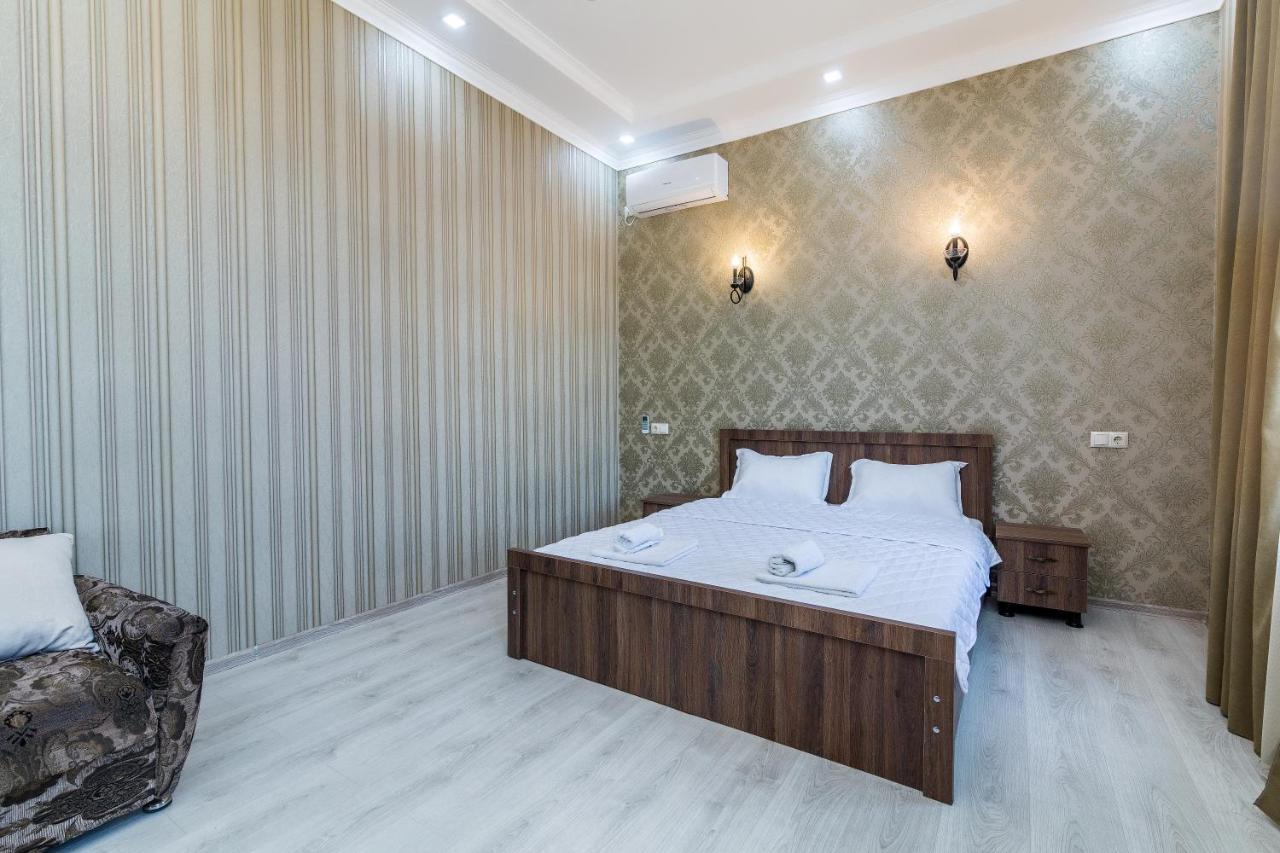 White Hotel Guesthouse Zugdidi Bagian luar foto