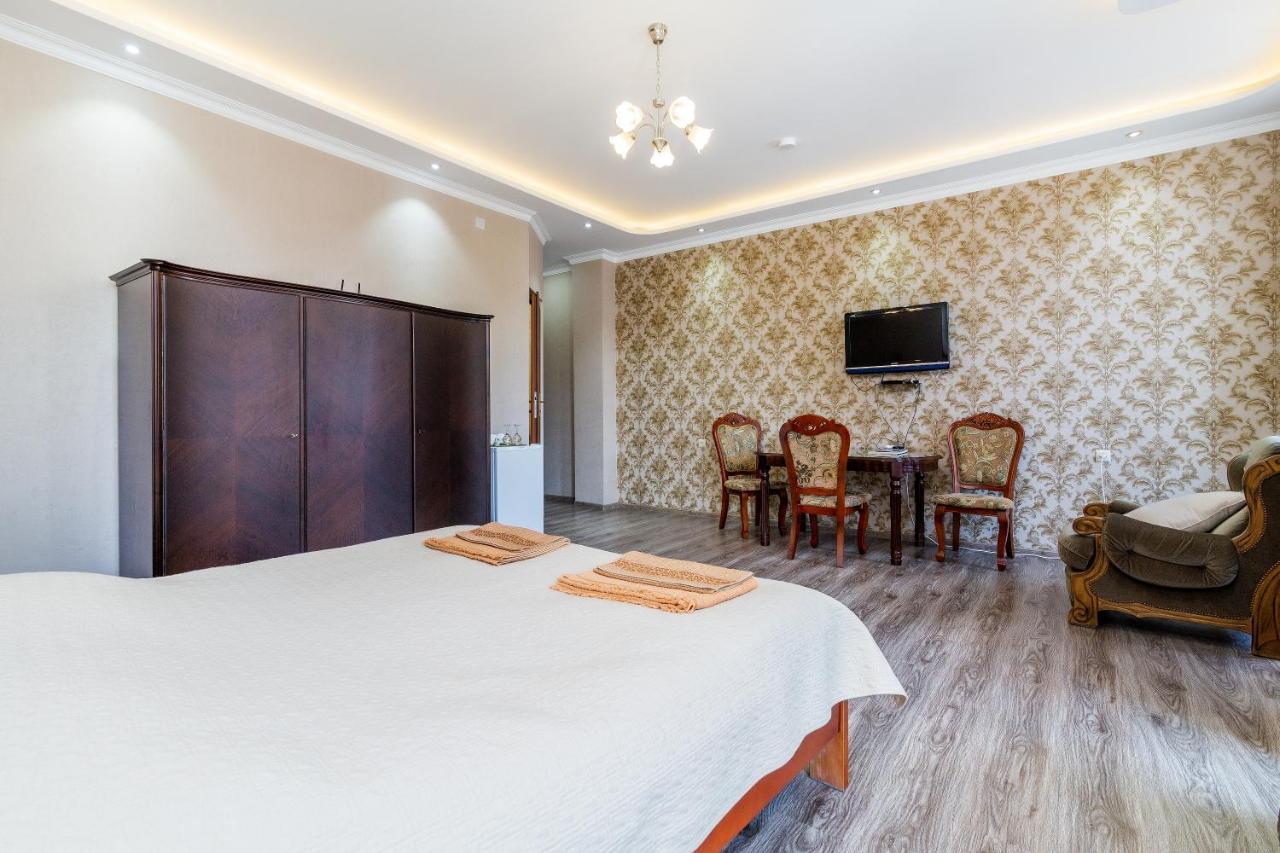 White Hotel Guesthouse Zugdidi Bagian luar foto