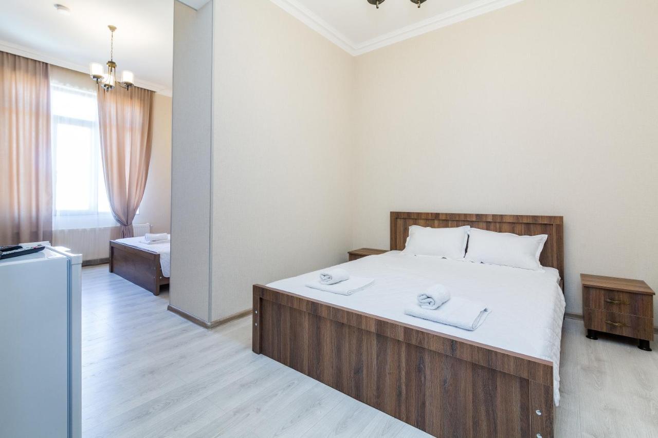 White Hotel Guesthouse Zugdidi Bagian luar foto