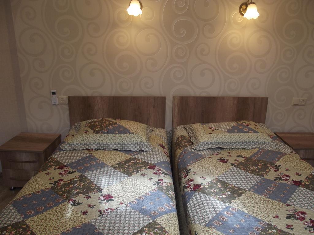 White Hotel Guesthouse Zugdidi Bagian luar foto