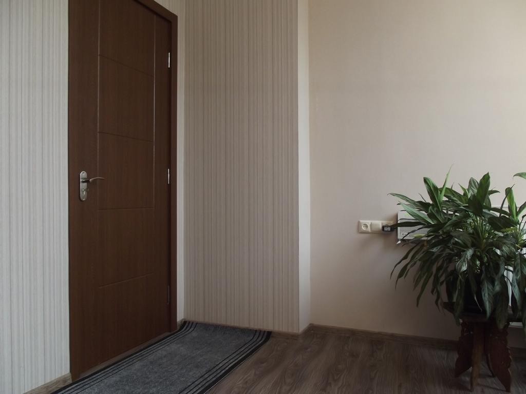 White Hotel Guesthouse Zugdidi Bagian luar foto