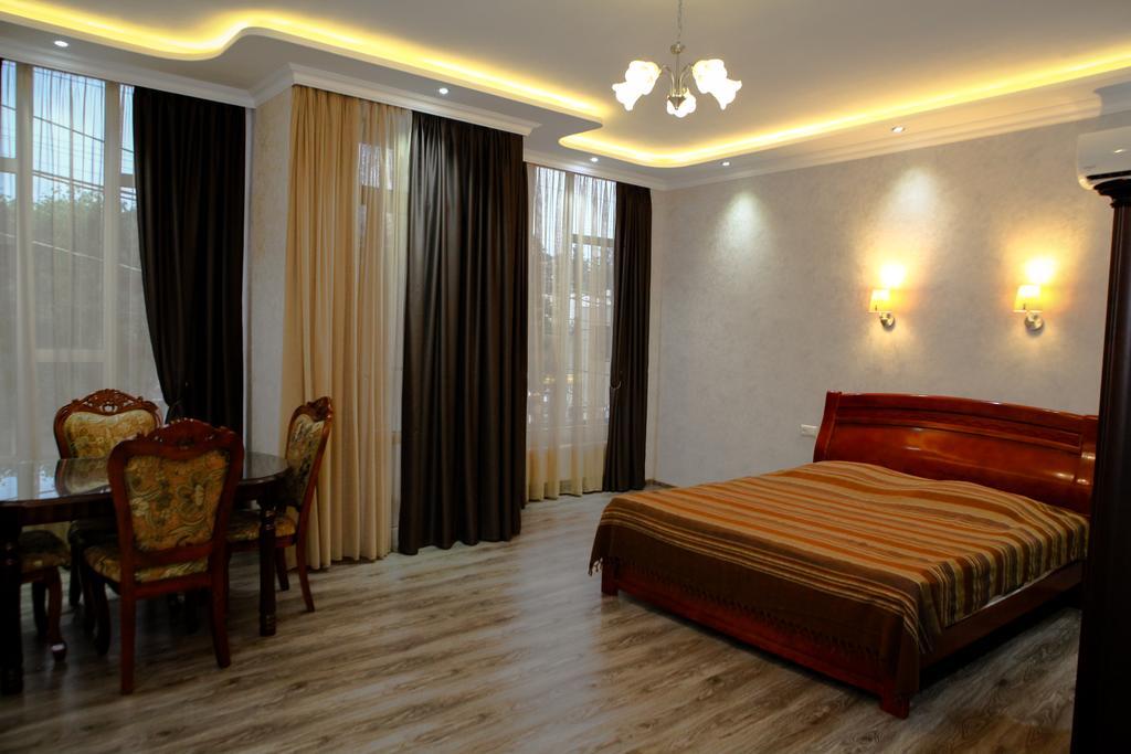 White Hotel Guesthouse Zugdidi Bagian luar foto