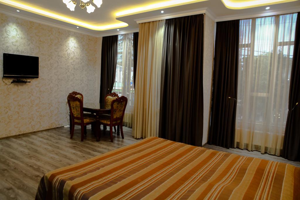 White Hotel Guesthouse Zugdidi Bagian luar foto