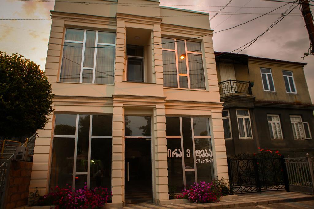 White Hotel Guesthouse Zugdidi Bagian luar foto