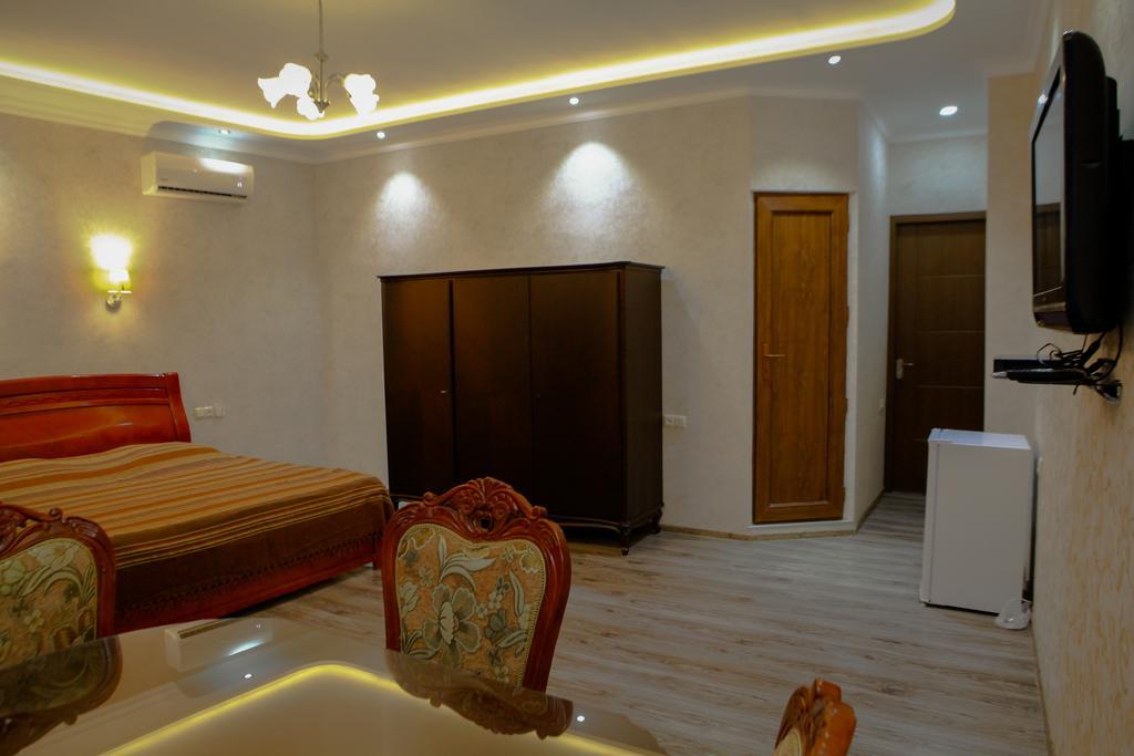 White Hotel Guesthouse Zugdidi Bagian luar foto