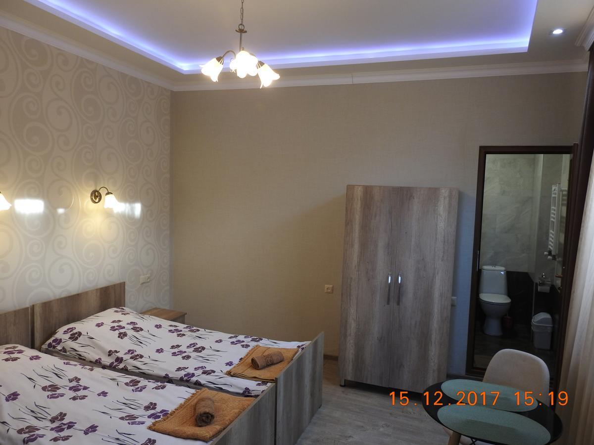 White Hotel Guesthouse Zugdidi Bagian luar foto