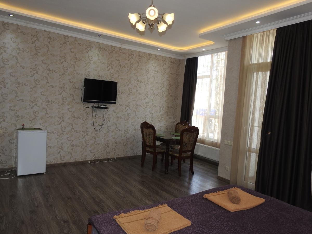 White Hotel Guesthouse Zugdidi Bagian luar foto