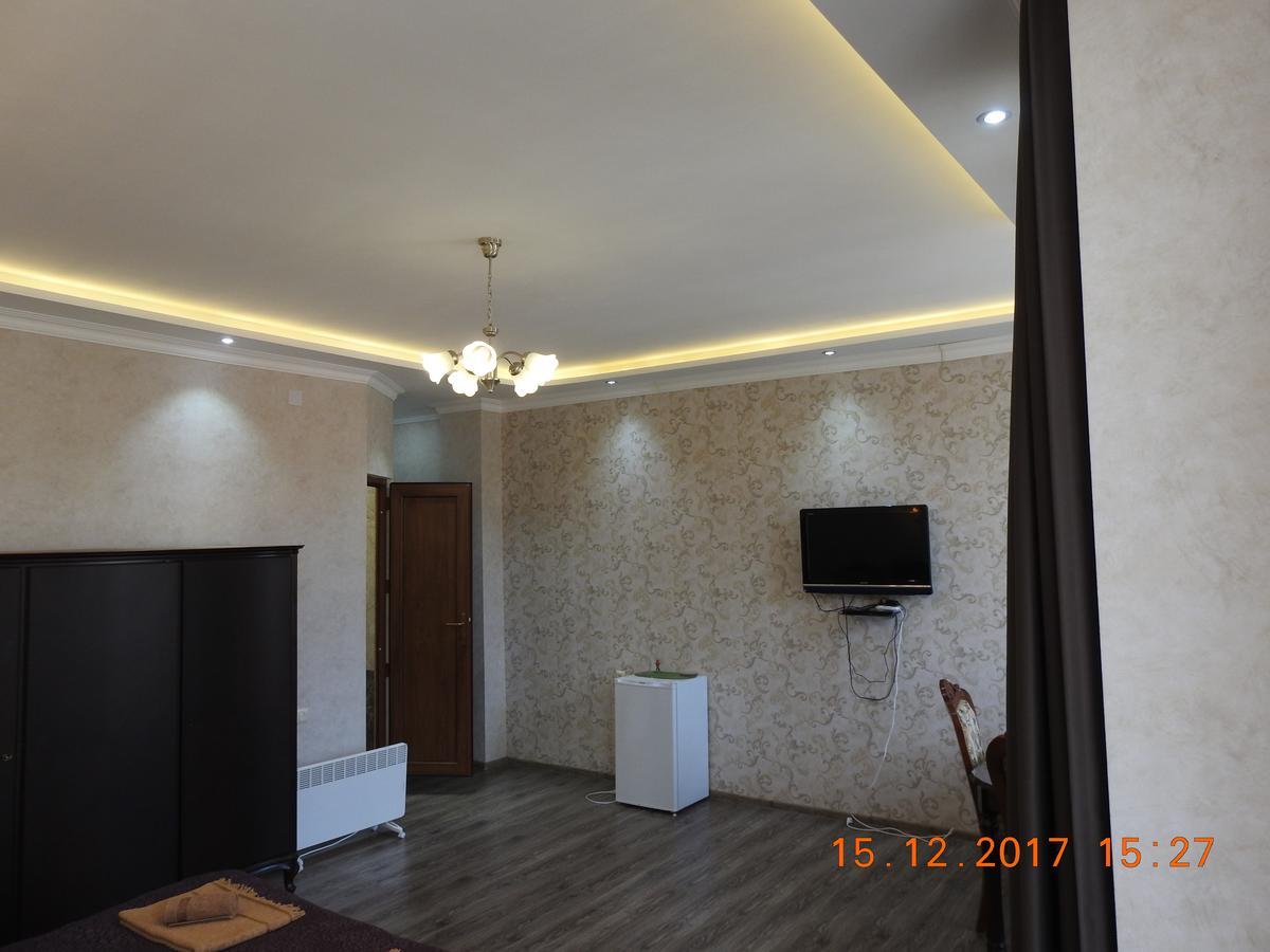 White Hotel Guesthouse Zugdidi Bagian luar foto