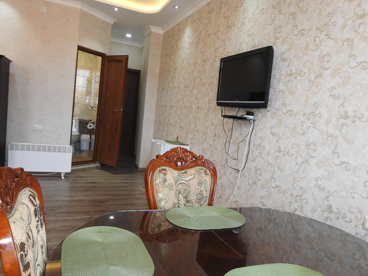 White Hotel Guesthouse Zugdidi Bagian luar foto