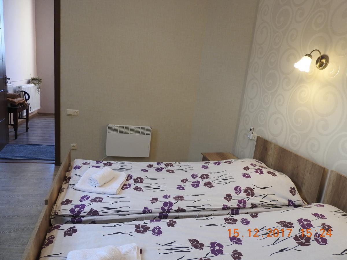 White Hotel Guesthouse Zugdidi Bagian luar foto