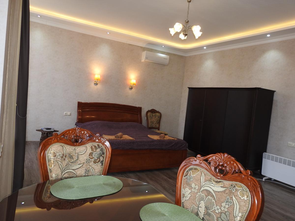 White Hotel Guesthouse Zugdidi Bagian luar foto