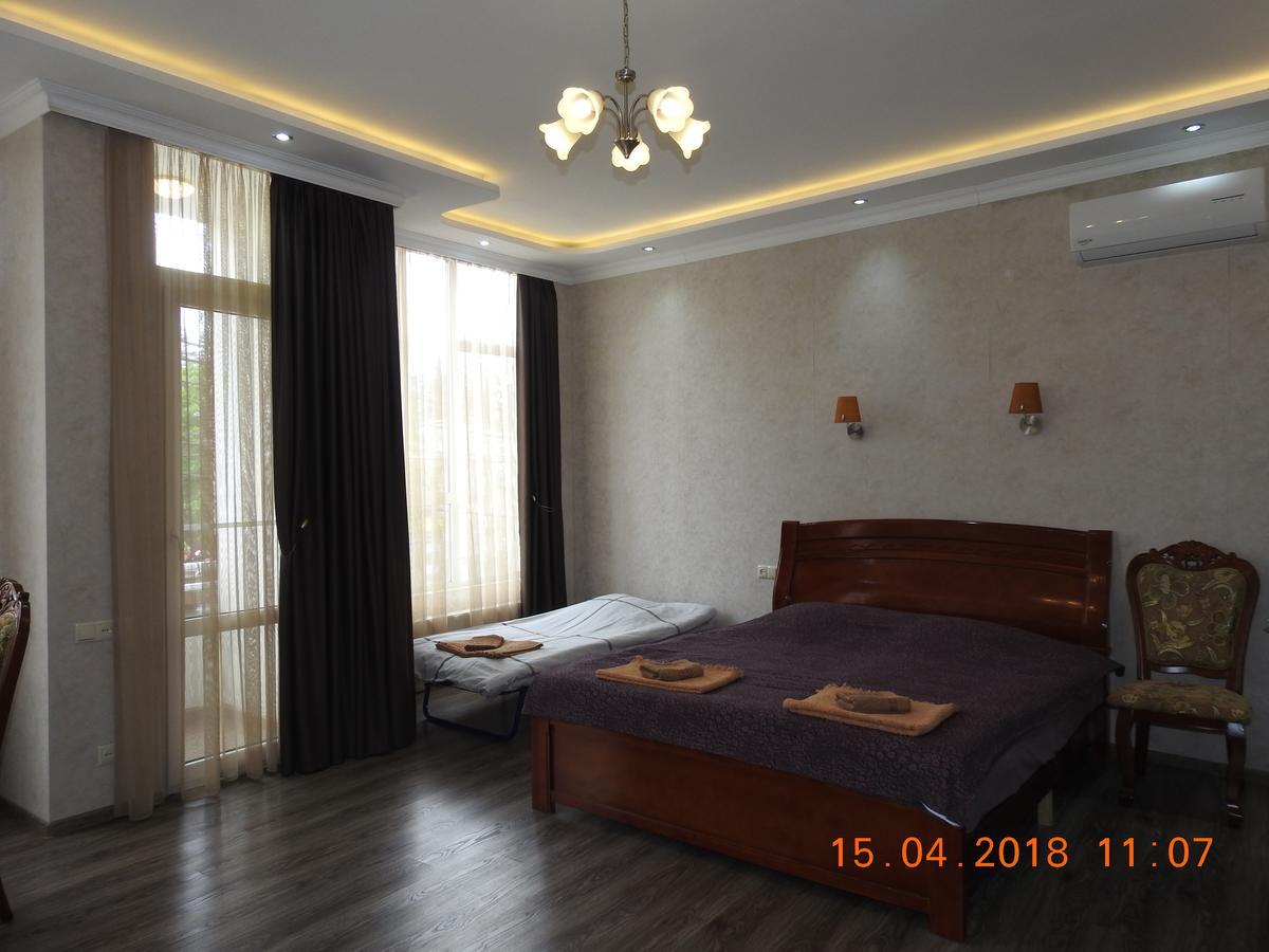 White Hotel Guesthouse Zugdidi Bagian luar foto