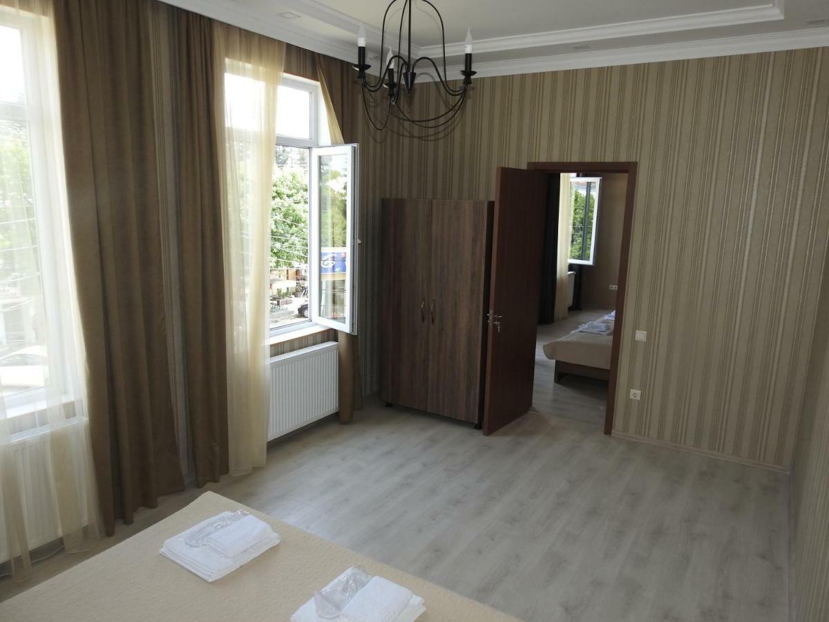 White Hotel Guesthouse Zugdidi Bagian luar foto