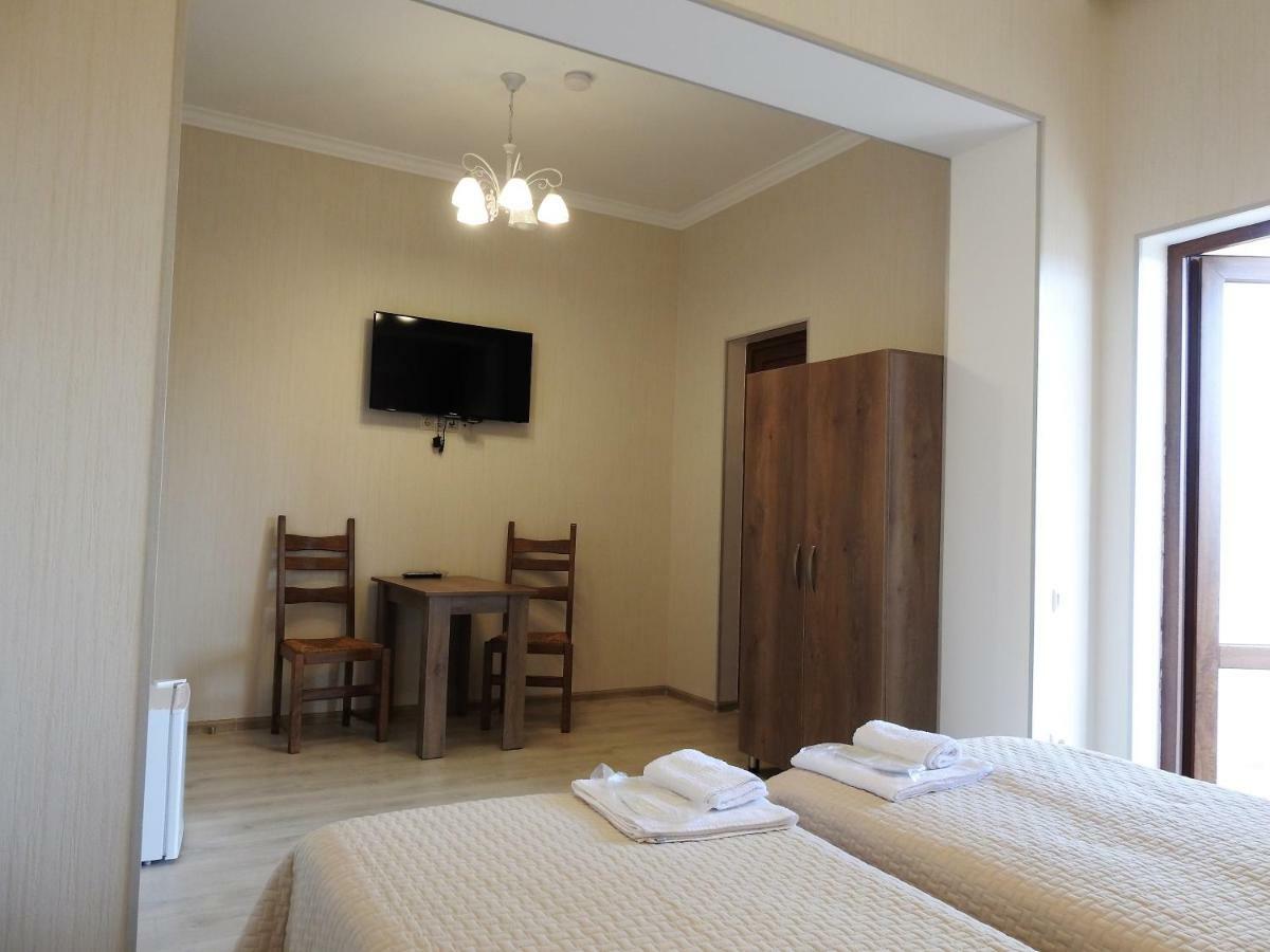 White Hotel Guesthouse Zugdidi Bagian luar foto