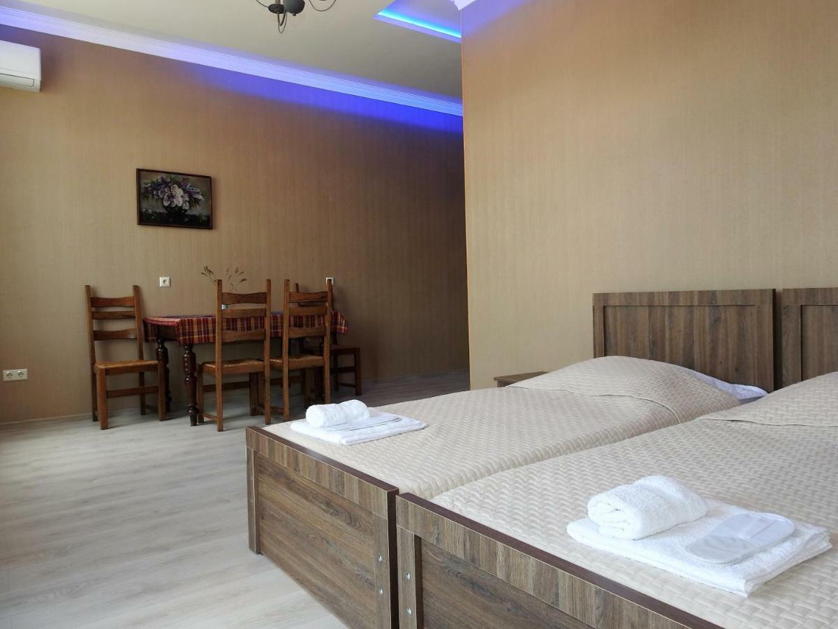 White Hotel Guesthouse Zugdidi Bagian luar foto