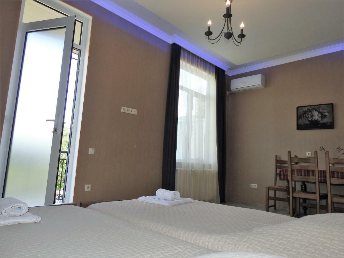 White Hotel Guesthouse Zugdidi Bagian luar foto