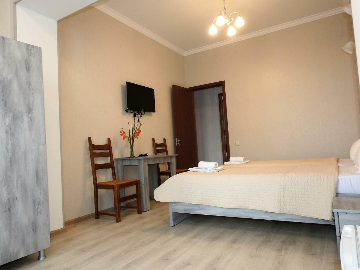 White Hotel Guesthouse Zugdidi Bagian luar foto