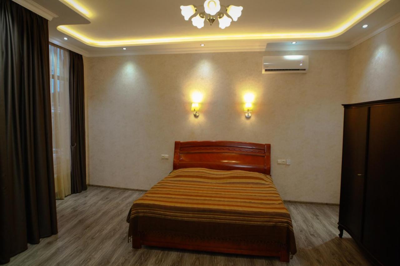 White Hotel Guesthouse Zugdidi Bagian luar foto